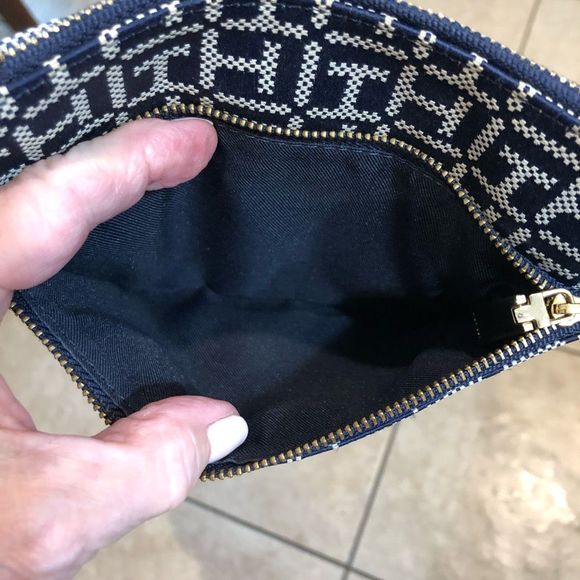 TOMMY HILFIGER - Signature Canvas Wristlet in Navy & White. SO CUTE & NWOT! - Picture 3 of 15